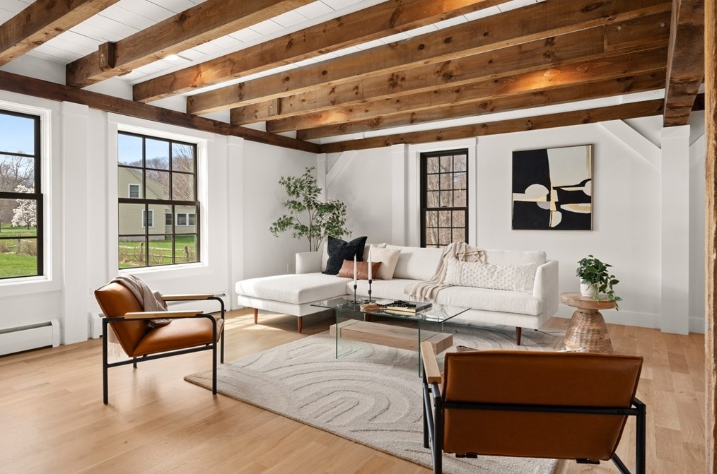 24 Hickory Ln, Hamilton MA  01982-2528 exterior