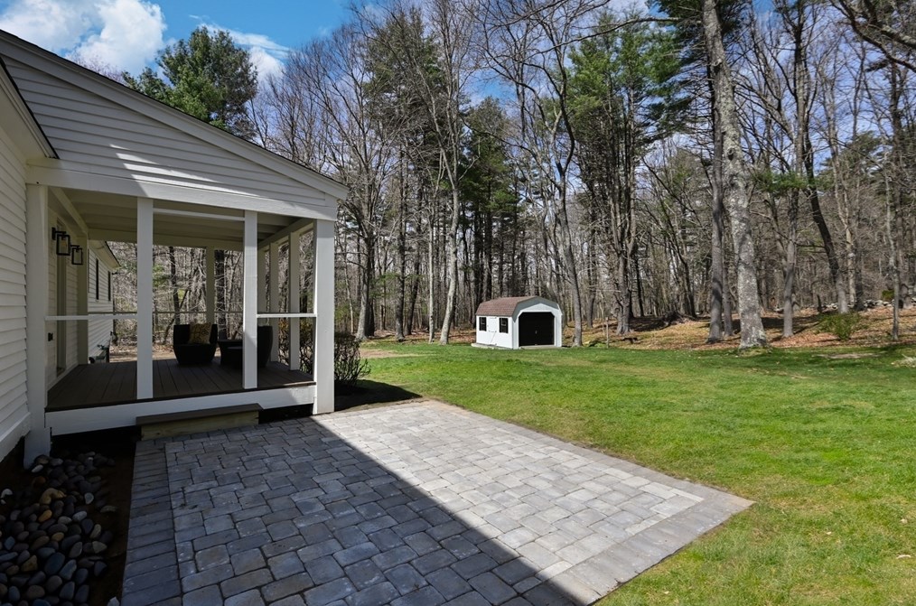 24 Hickory Ln, Hamilton MA  01982-2528 exterior