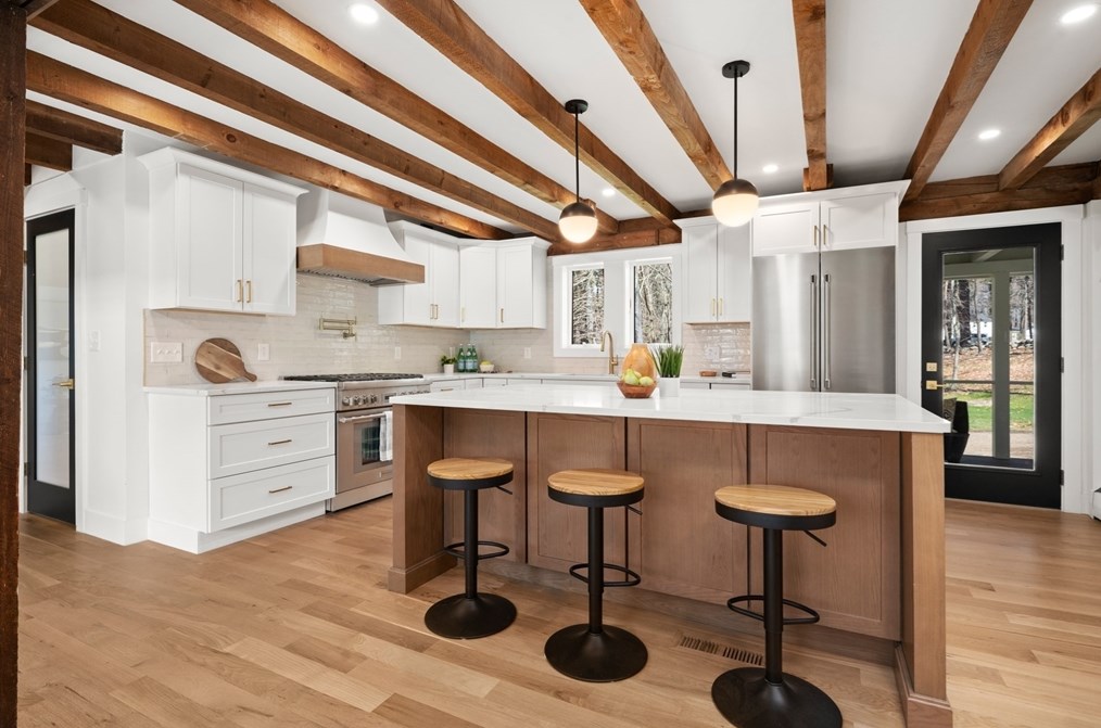 24 Hickory Ln, Hamilton MA  01982-2528 exterior