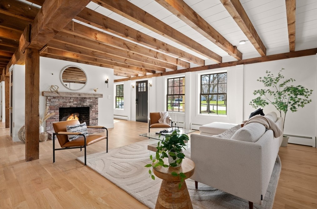 24 Hickory Ln, Hamilton MA  01982-2528 exterior