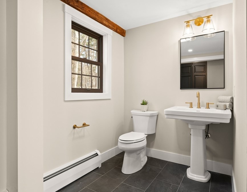 24 Hickory Ln, Hamilton MA  01982-2528 exterior