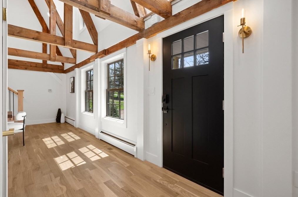 24 Hickory Ln, Hamilton MA  01982-2528 exterior