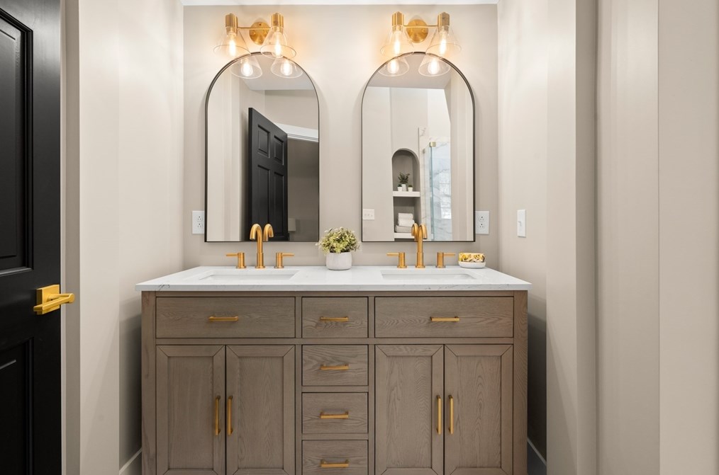 24 Hickory Ln, Hamilton MA  01982-2528 exterior