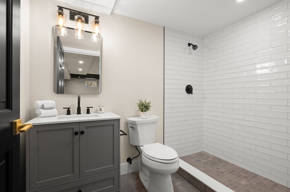 24 Hickory Ln, Hamilton MA  01982-2528 exterior