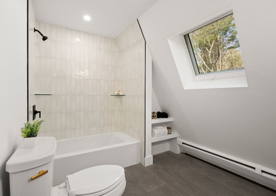 24 Hickory Ln, Hamilton MA  01982-2528 exterior