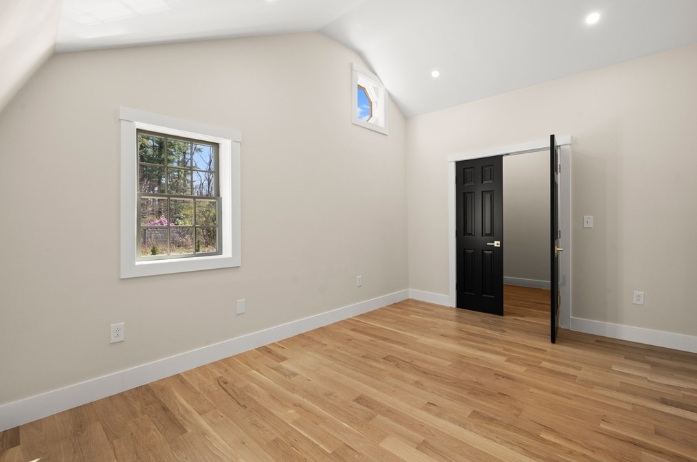 24 Hickory Ln, Hamilton MA  01982-2528 exterior