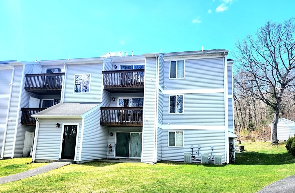 330 Sunderland Rd, Worcester MA 01604-2544 exterior