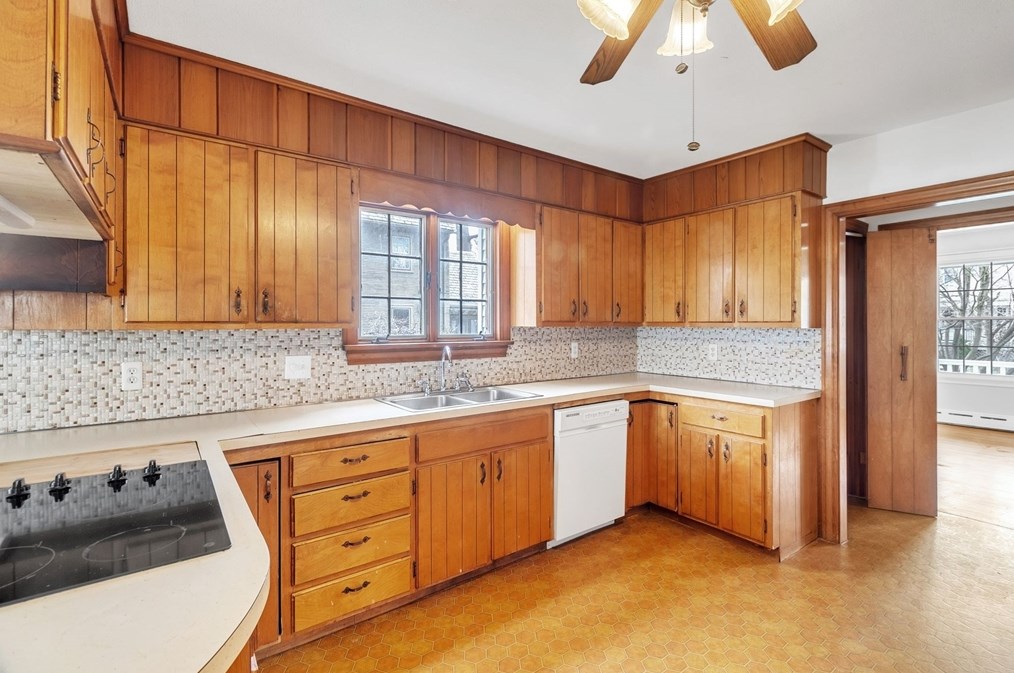 81 Fairview Ave, Chicopee MA 01013-2919 exterior