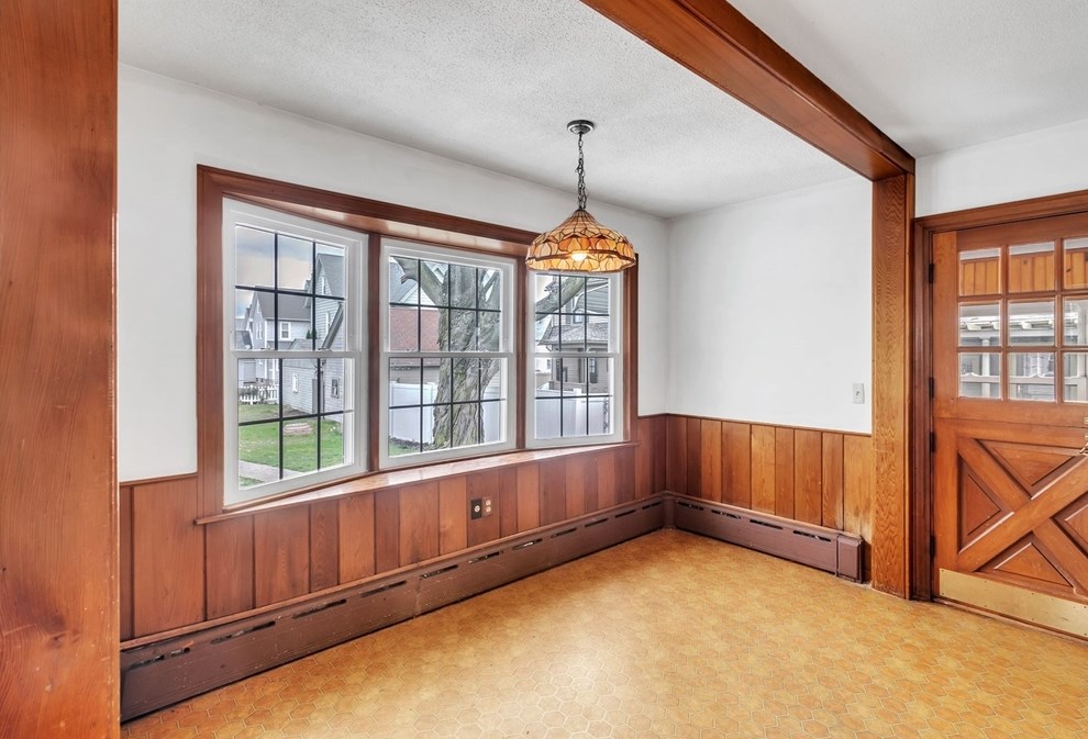 81 Fairview Ave, Chicopee MA 01013-2919 exterior