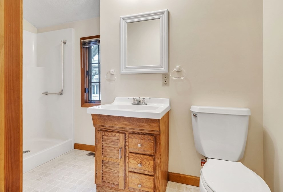 81 Fairview Ave, Chicopee MA 01013-2919 exterior