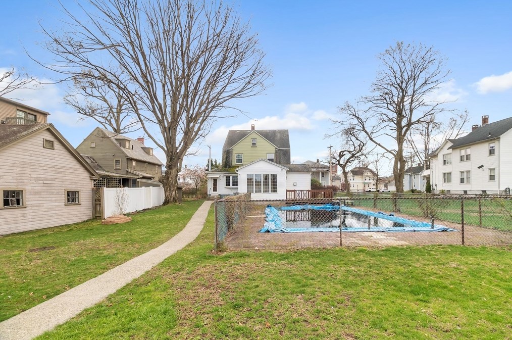 81 Fairview Ave, Chicopee MA 01013-2919 exterior