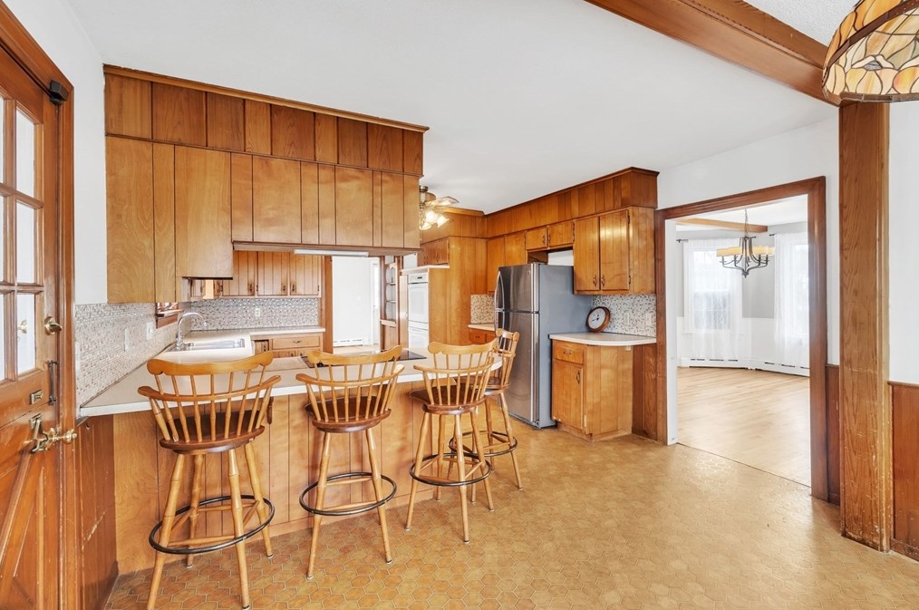 81 Fairview Ave, Chicopee MA 01013-2919 exterior