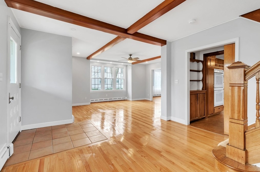 81 Fairview Ave, Chicopee MA 01013-2919 exterior