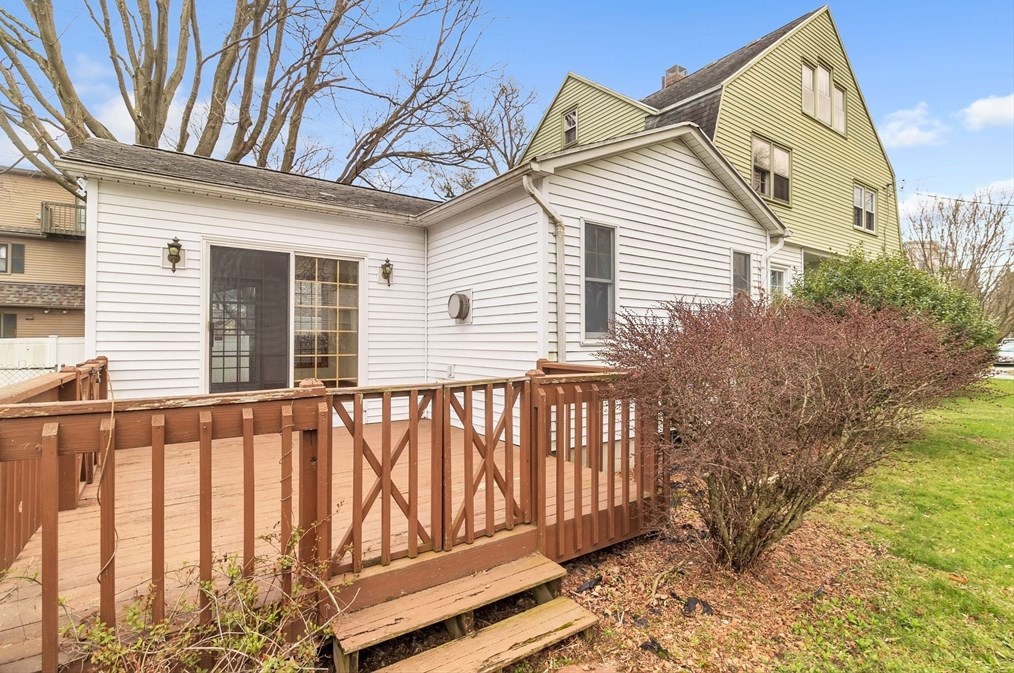 81 Fairview Ave, Chicopee MA 01013-2919 exterior