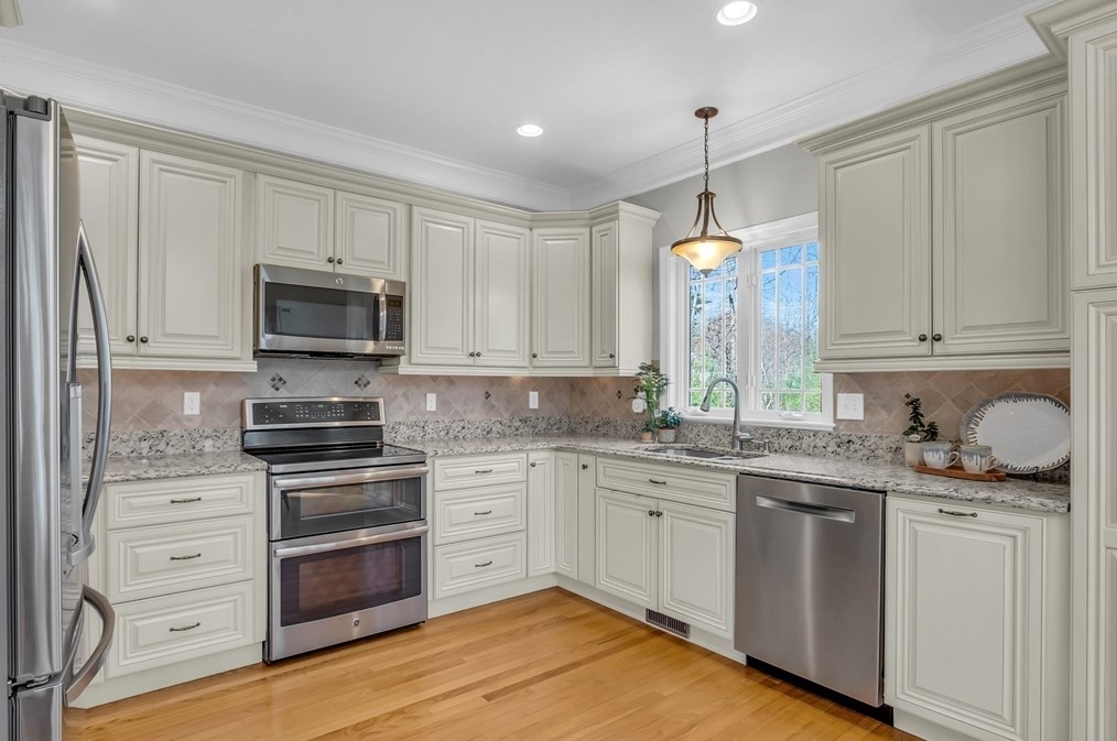 27 Shannon Way, Lancaster MA 01523-2952 exterior