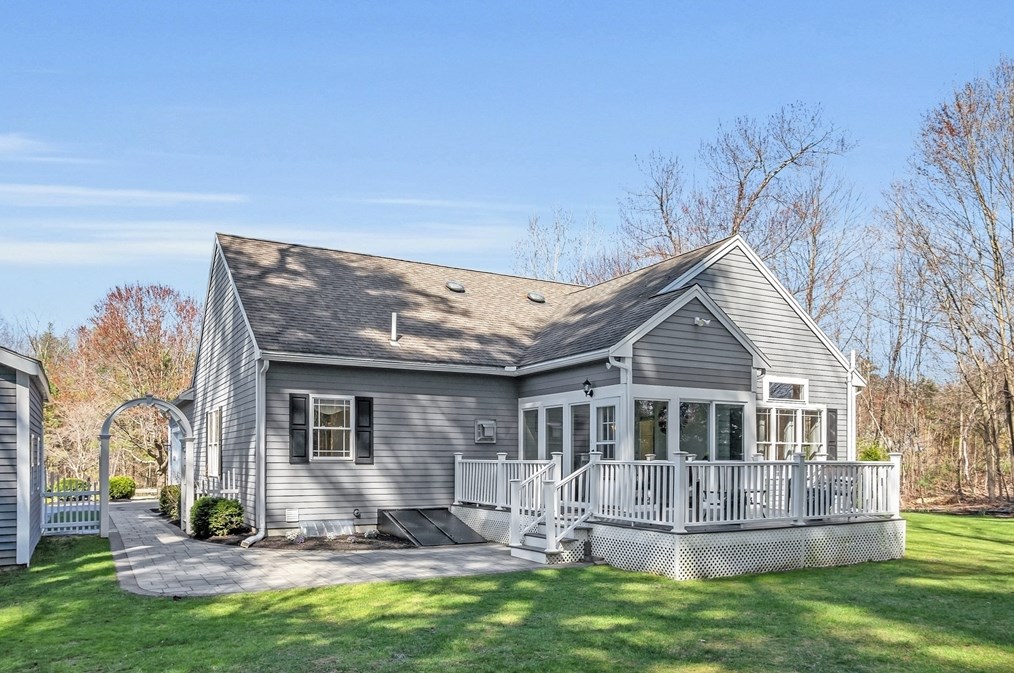 27 Shannon Way, Lancaster MA 01523-2952 exterior