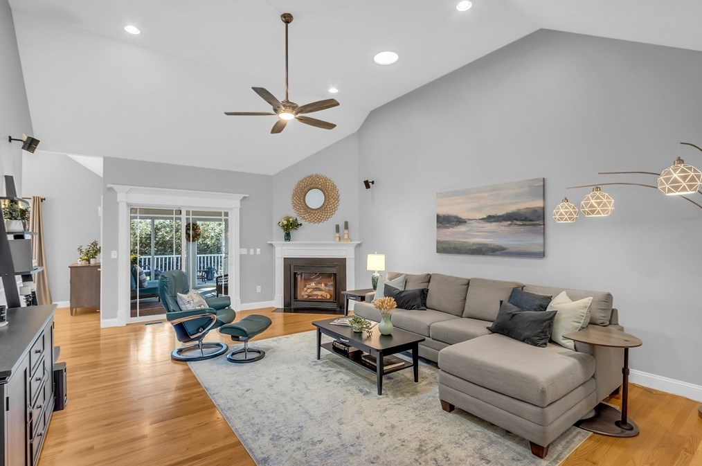 27 Shannon Way, Lancaster MA 01523-2952 exterior