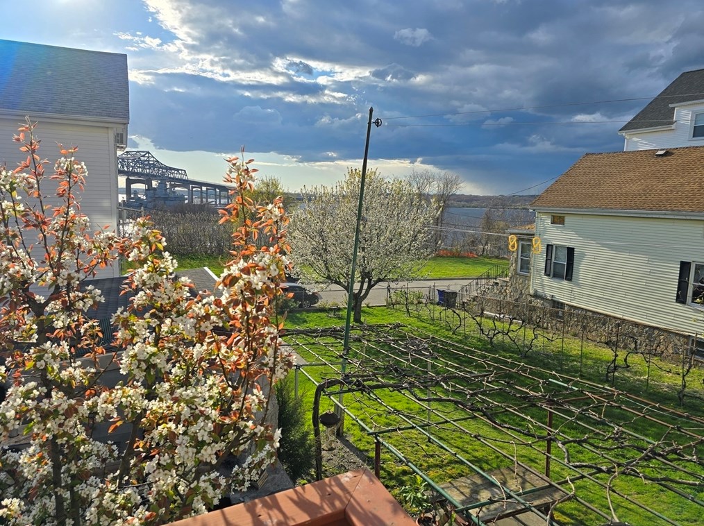 96 Danforth St, Fall River MA  02720-2323 exterior