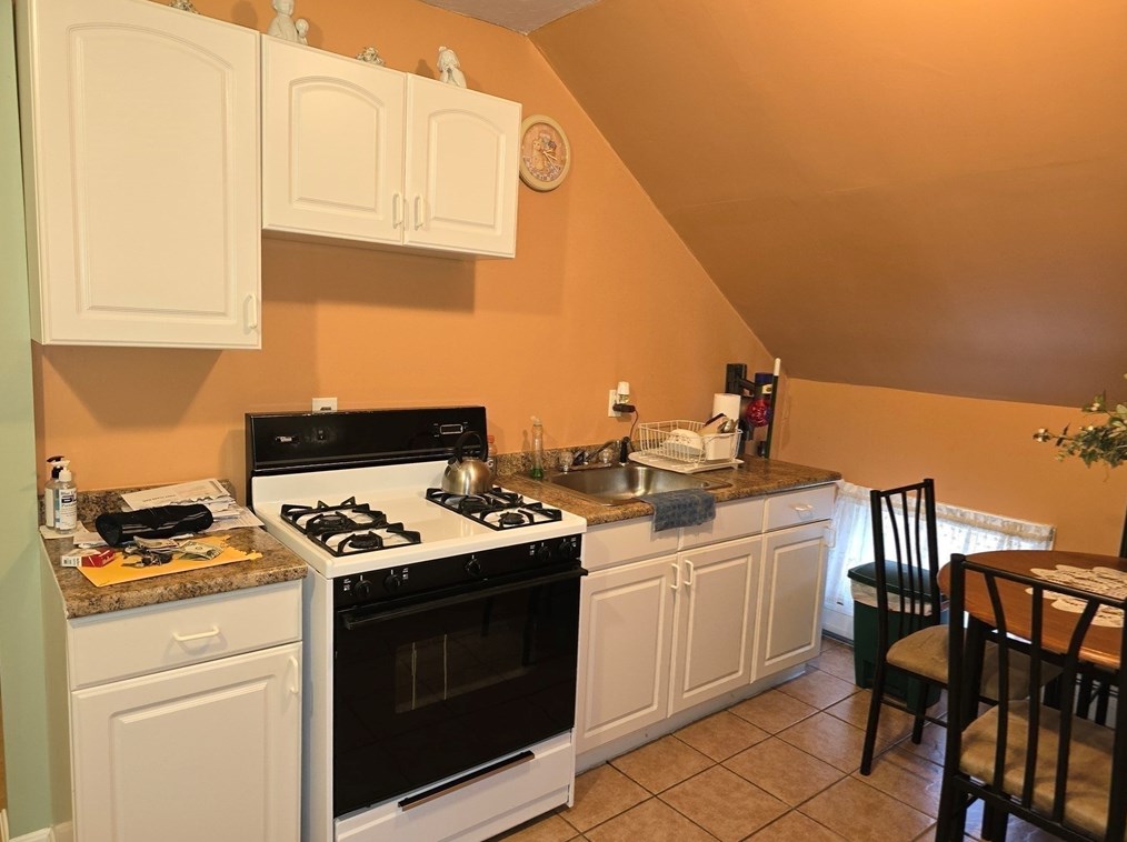 96 Danforth St, Fall River MA  02720-2323 exterior