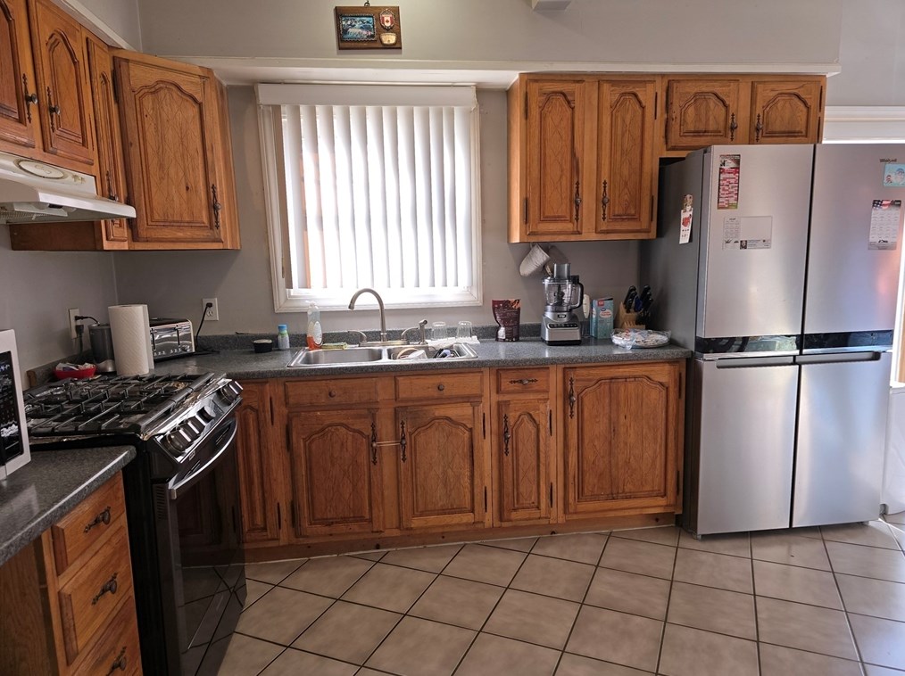 96 Danforth St, Fall River MA  02720-2323 exterior