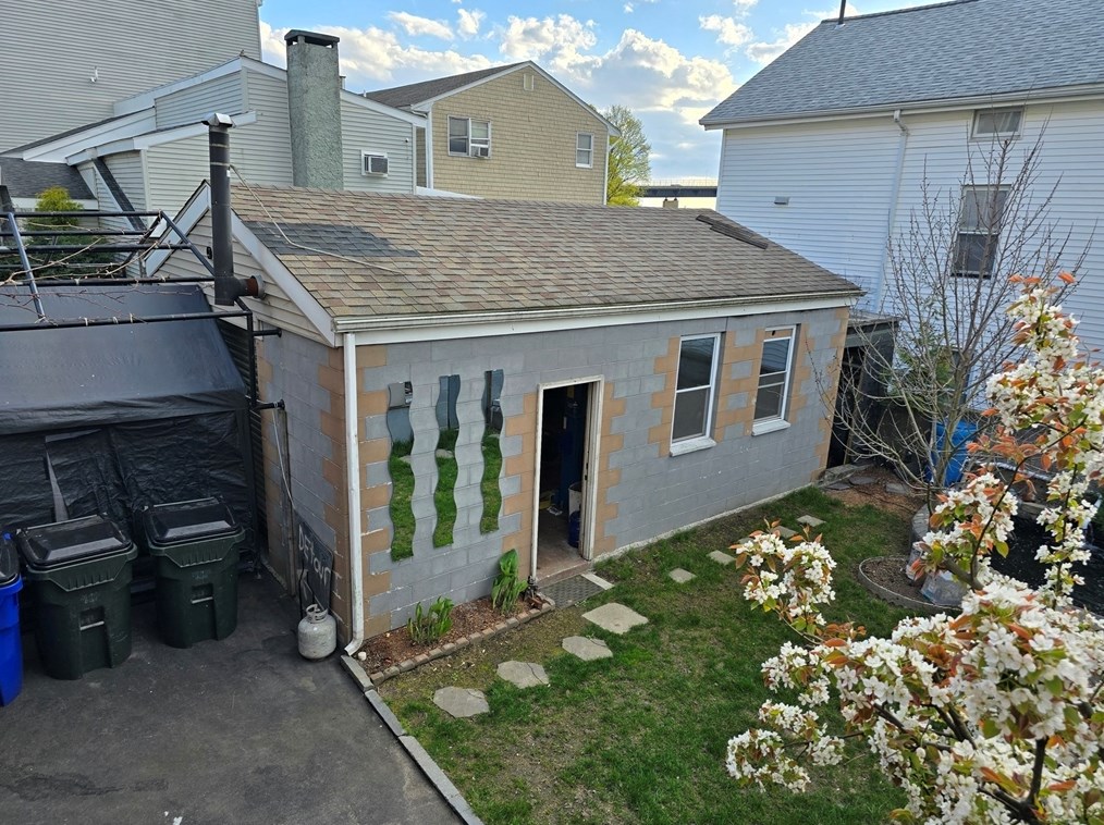 96 Danforth St, Fall River MA  02720-2323 exterior