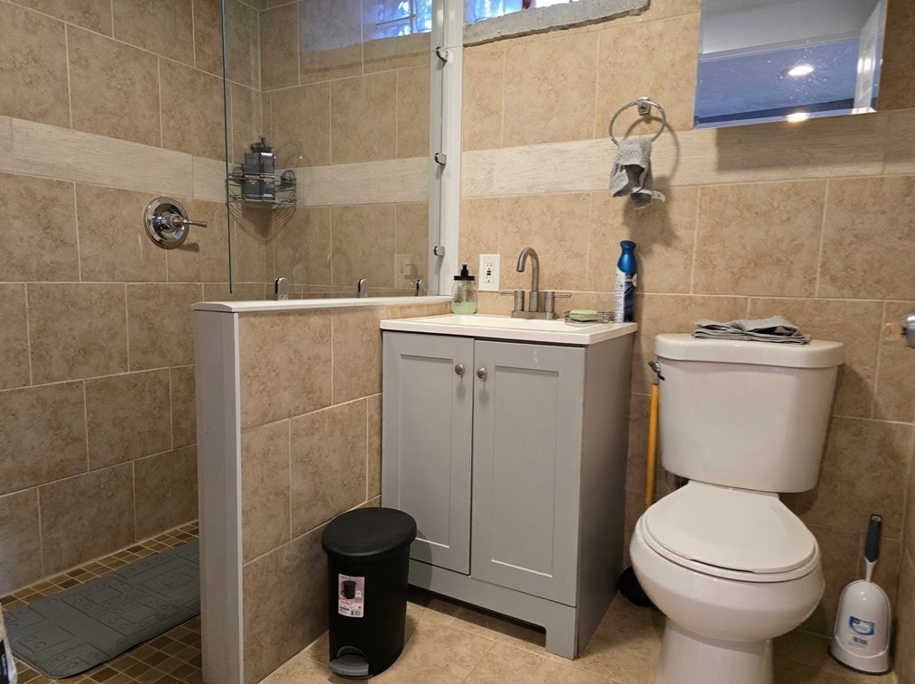 96 Danforth St, Fall River MA  02720-2323 exterior