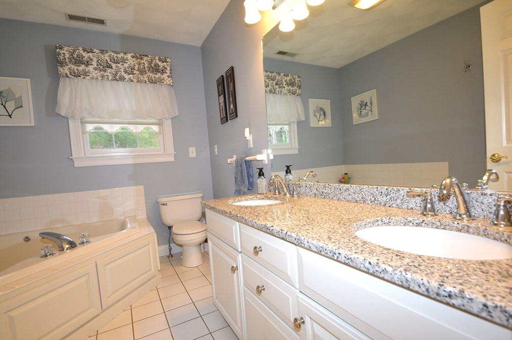 141 Eastgate Rd, Tewksbury MA 01876-1266 exterior