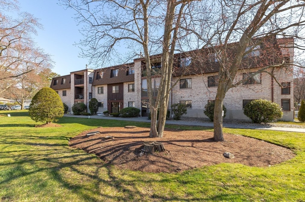 1 Greenbriar Dr, North Reading MA 01864-3145 exterior