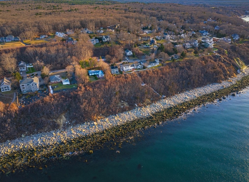 156 Bay Shr Dr, Plymouth MA 02360-2070 exterior