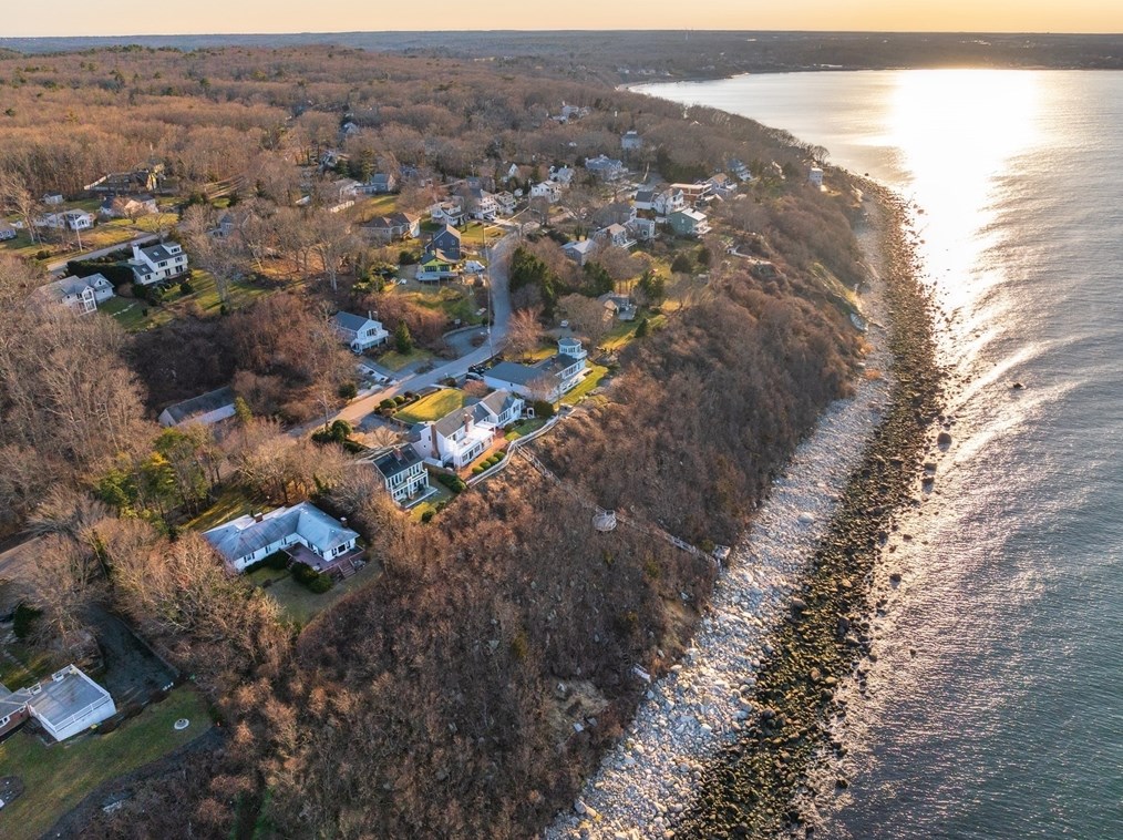 156 Bay Shr Dr, Plymouth MA 02360-2070 exterior