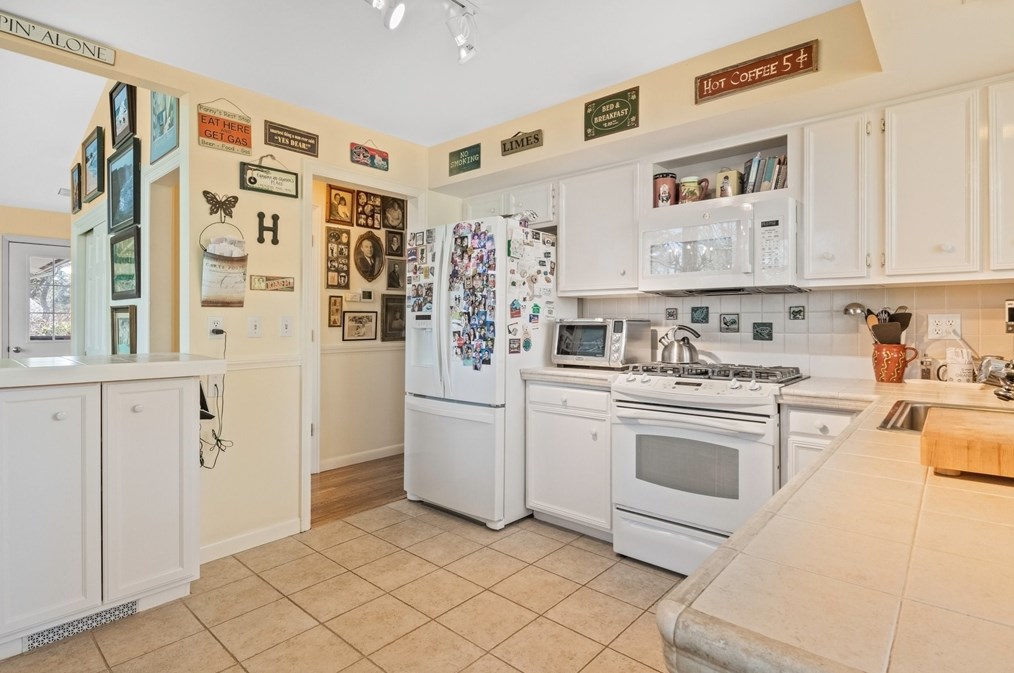 222 Chippingstone Rd, Chatham MA 02633-1201 exterior