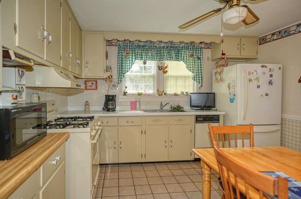 325 Church St, Northborough MA 01532-1230 exterior