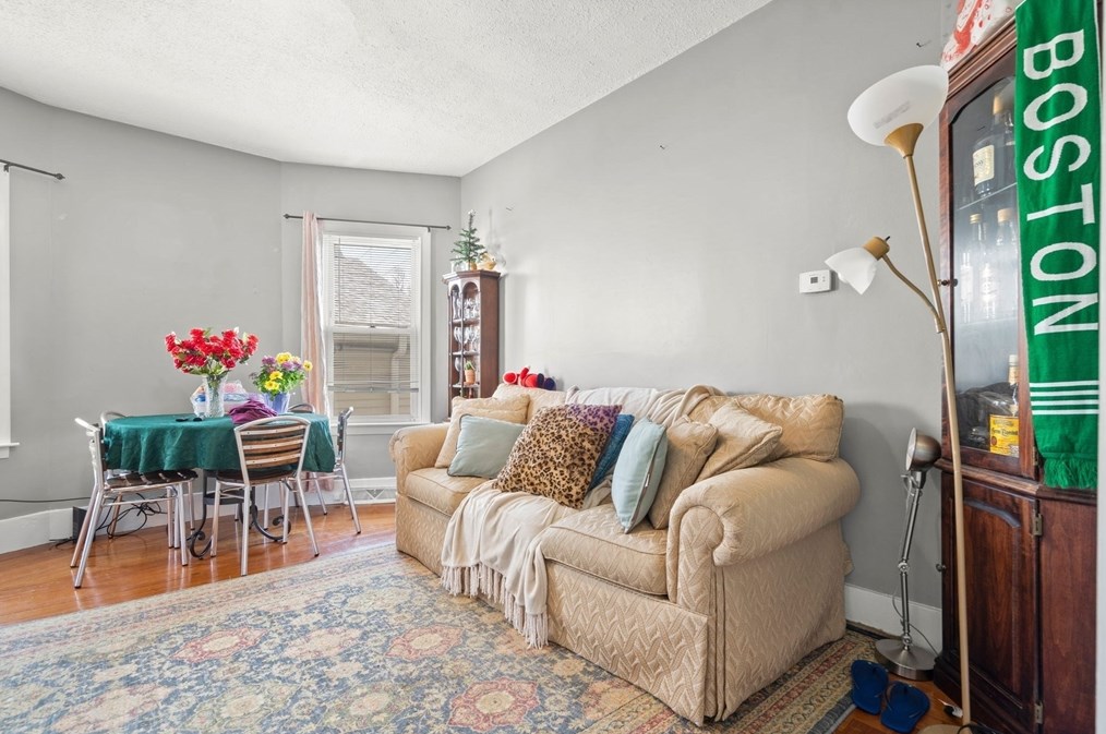 9 Calhoun Ave, Everett MA  02149-5208 exterior