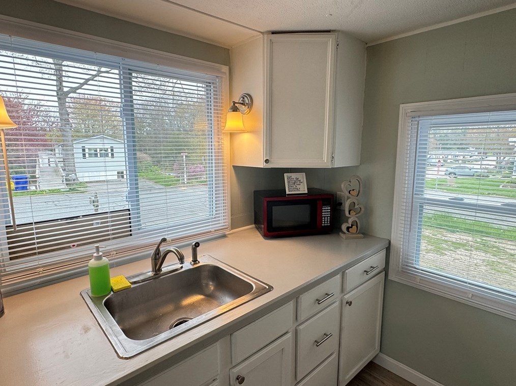 4 Mayflower Ave, Taunton MA  02780-1115 exterior