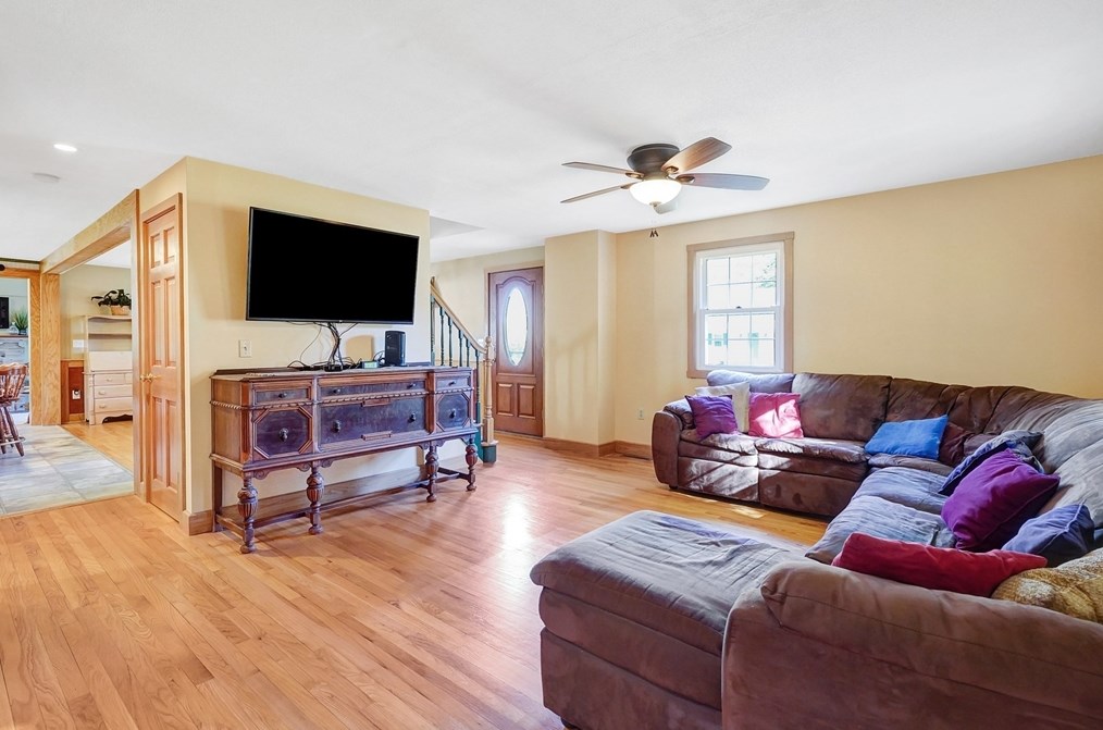 63 Country Clb Dr, Montgomery MA 01085 exterior