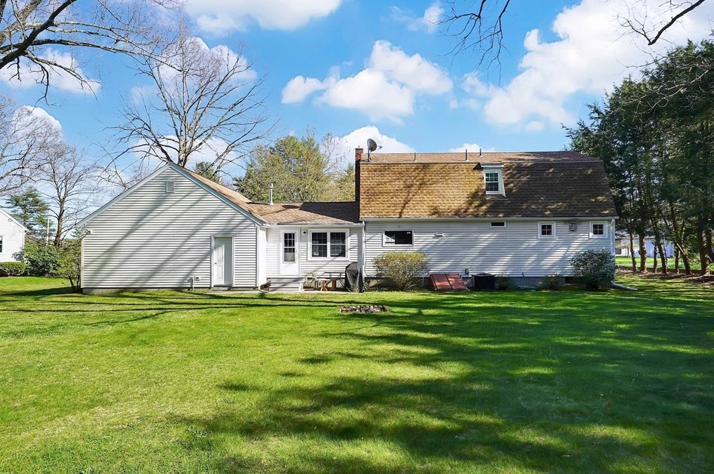 63 Country Clb Dr, Montgomery MA 01085 exterior