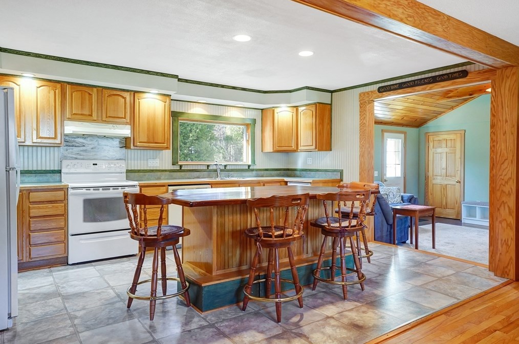 63 Country Clb Dr, Montgomery MA 01085 exterior