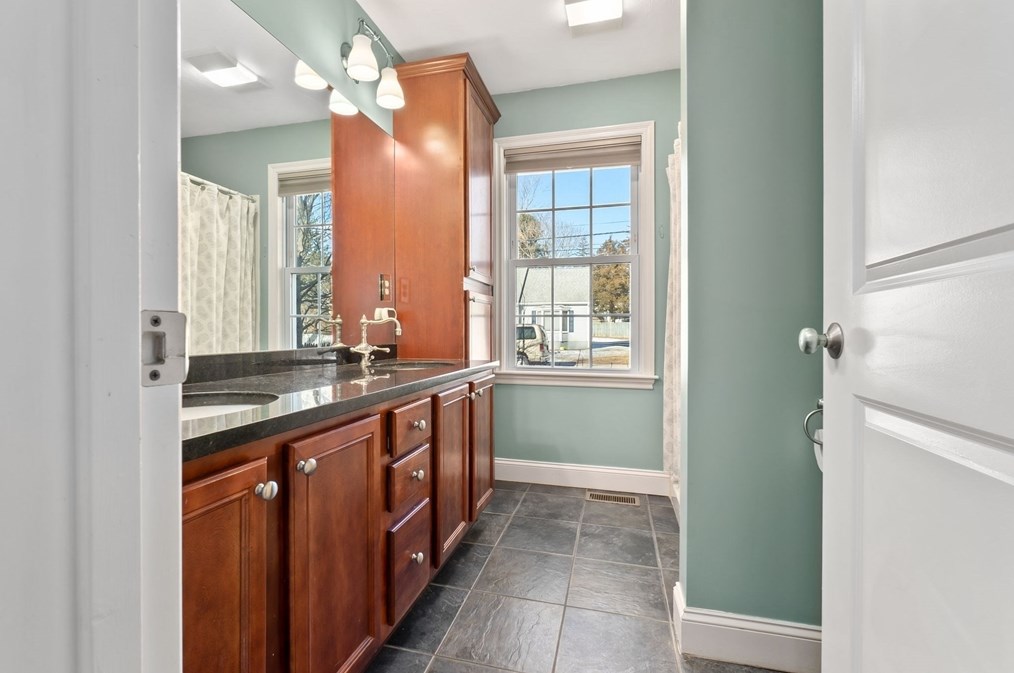 95 Union St, Hamilton MA  01982-2116 exterior