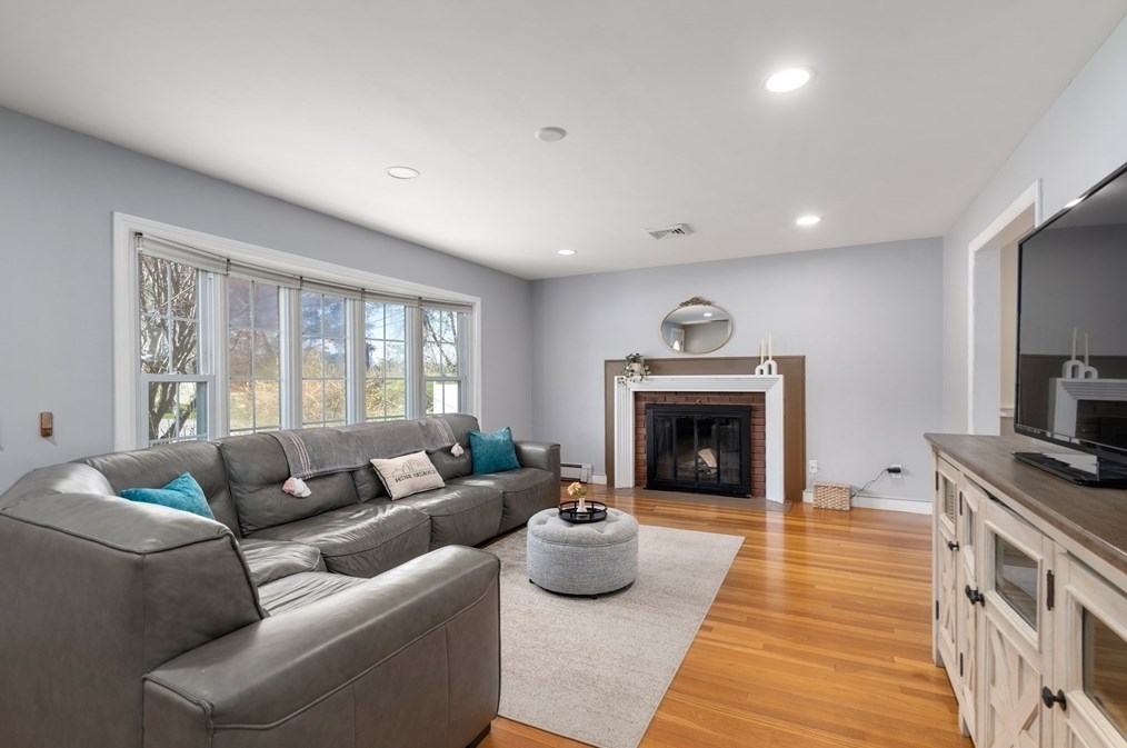 31 Roosevelt Rd, Lexington MA  02421-7411 exterior