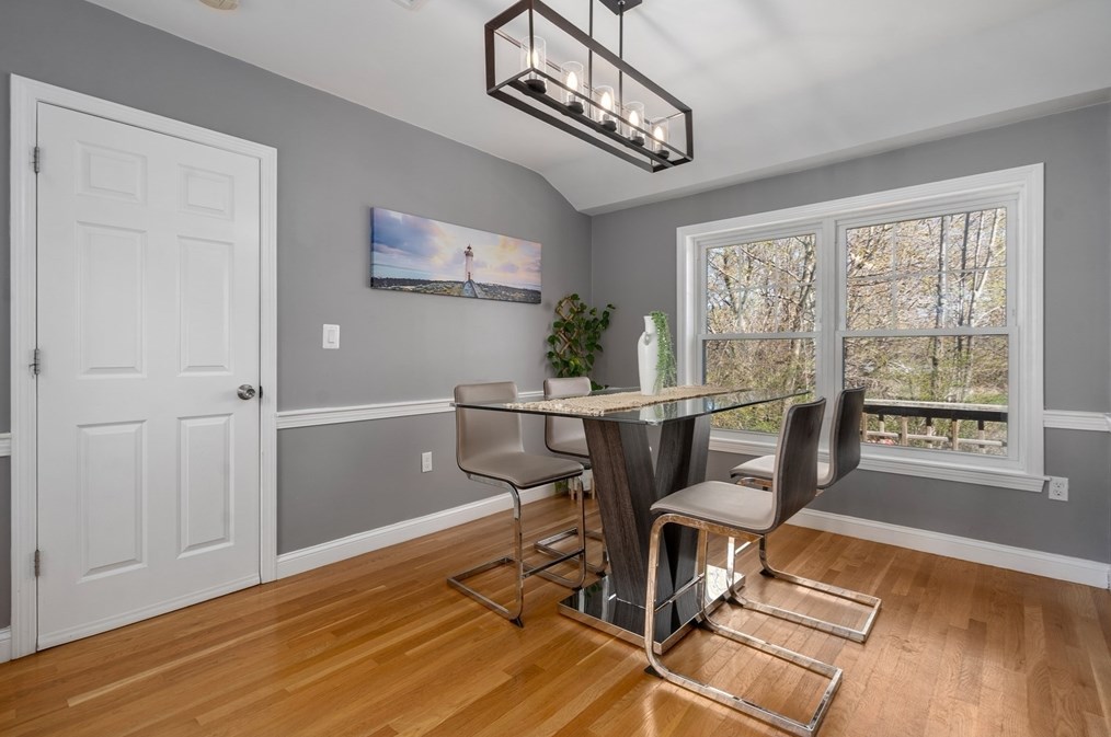 31 Roosevelt Rd, Lexington MA  02421-7411 exterior