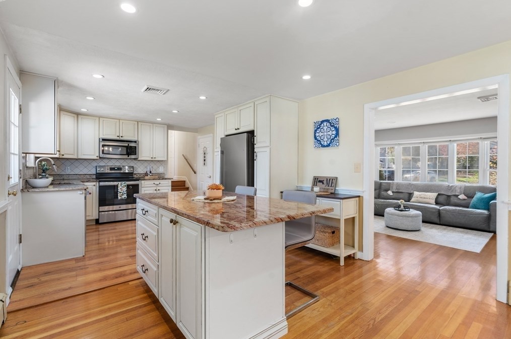 31 Roosevelt Rd, Lexington MA  02421-7411 exterior