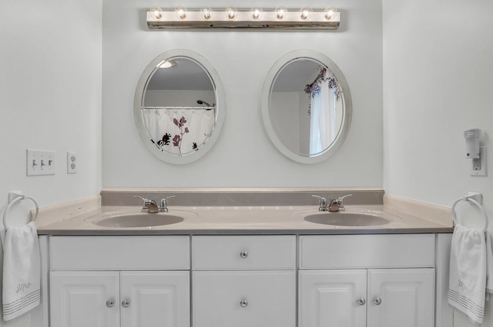 10 Elizabeth Dr, Northborough MA 01532-1675 exterior