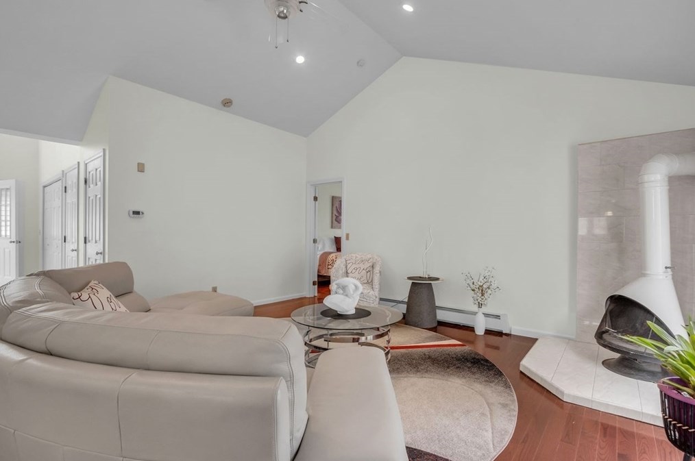 10 Elizabeth Dr, Northborough MA 01532-1675 exterior