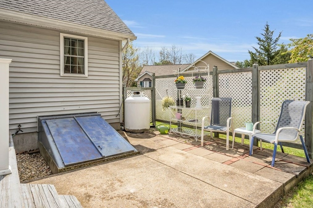 10 Elizabeth Dr, Northborough MA 01532-1675 exterior