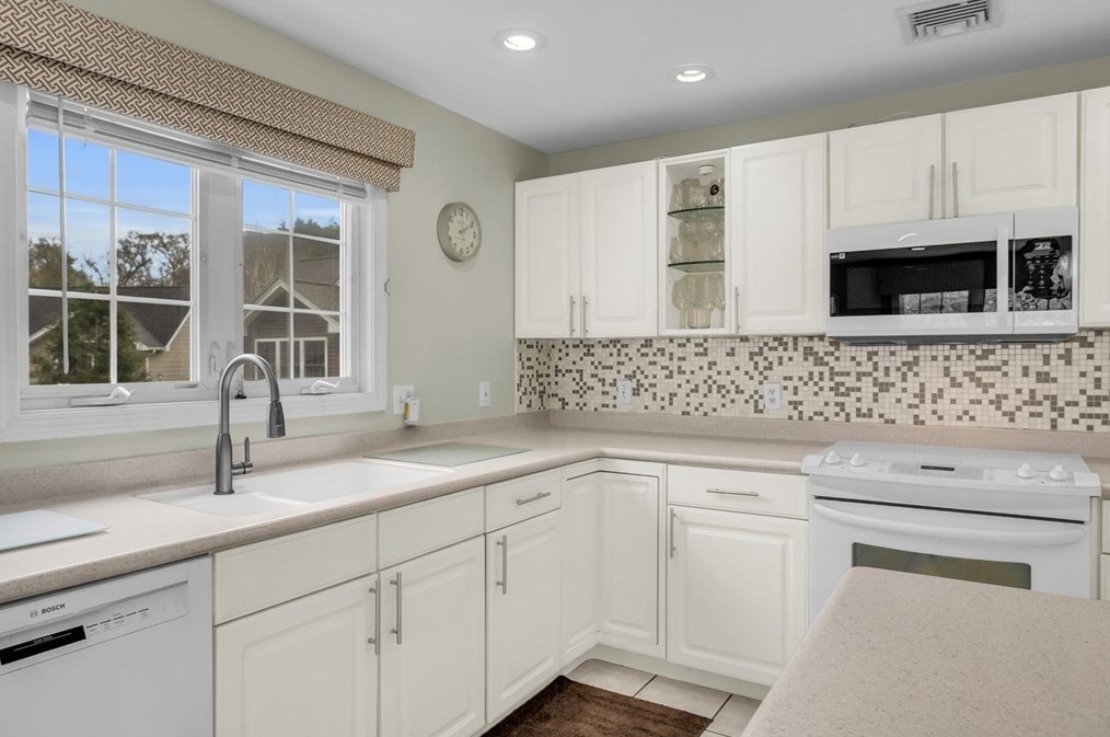 10 Elizabeth Dr, Northborough MA 01532-1675 exterior