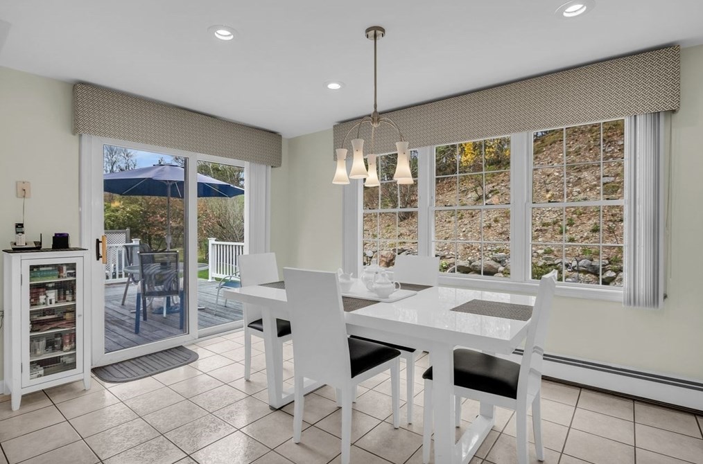 10 Elizabeth Dr, Northborough MA 01532-1675 exterior