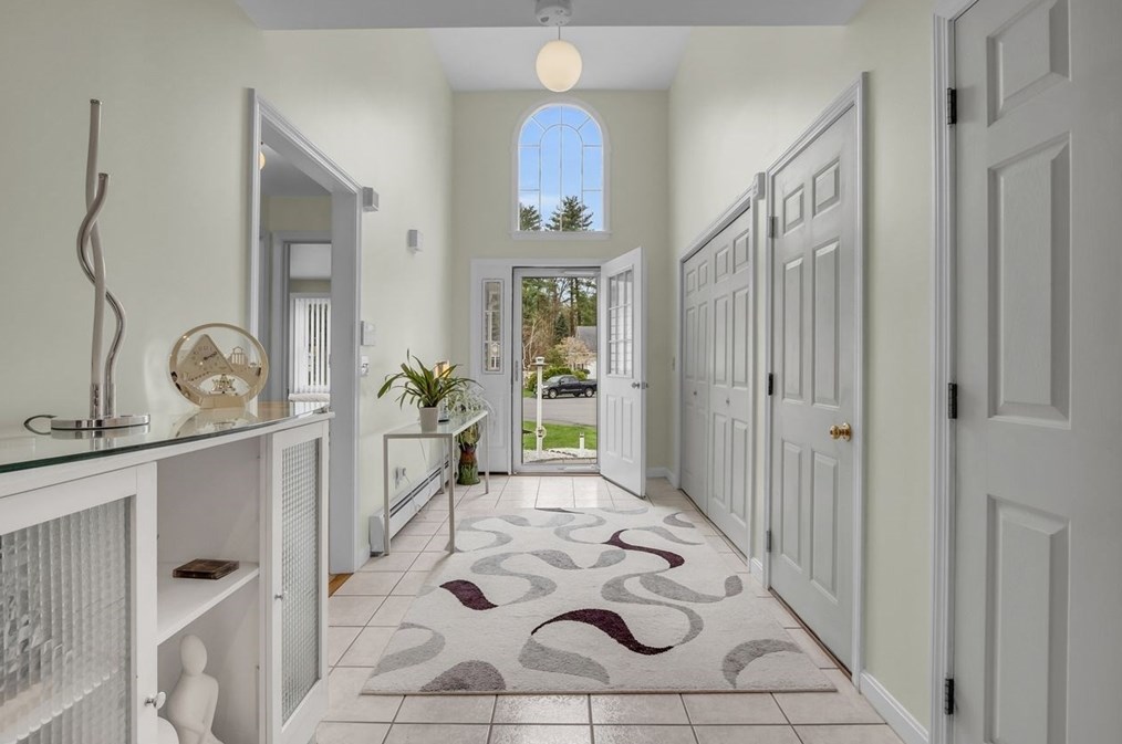 10 Elizabeth Dr, Northborough MA 01532-1675 exterior