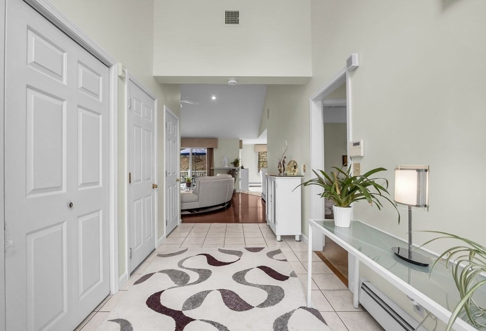 10 Elizabeth Dr, Northborough MA 01532-1675 exterior