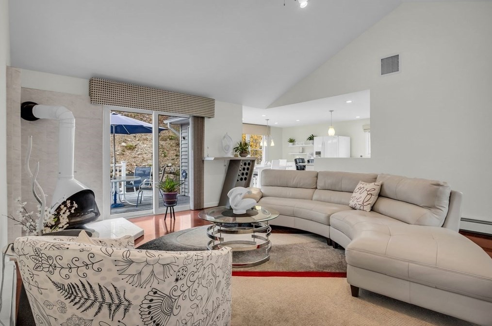 10 Elizabeth Dr, Northborough MA 01532-1675 exterior