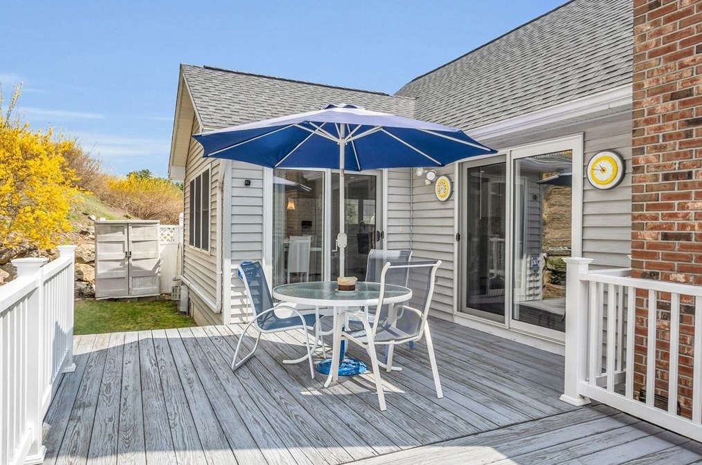 10 Elizabeth Dr, Northborough MA 01532-1675 exterior